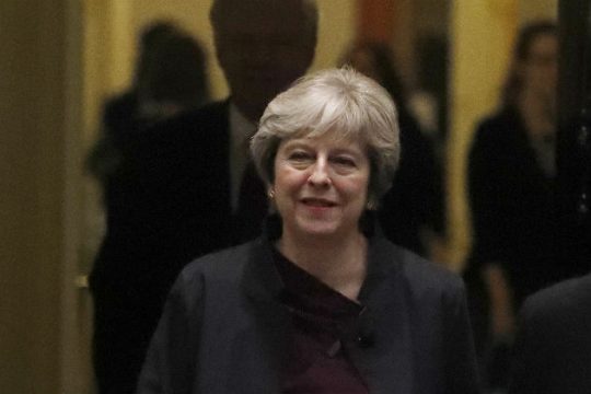 Η βρετανική οικονομία ασθμαίνει και η Μέι πιέζεται