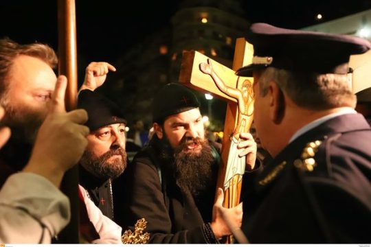 Ο Πεσόα μες σε ψαλμούς και σε βρισιές…