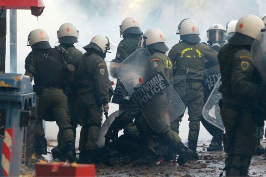 Διαδηλωτές στο εδώλιο και ΜΑΤ στο απυρόβλητο