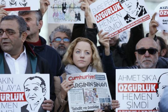 Δυναμική συγκέντρωση έξω από τη δίκη της Cumhuriyet
