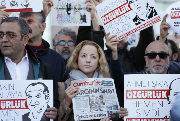 Δυναμική συγκέντρωση έξω από τη δίκη της Cumhuriyet