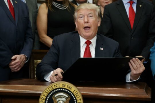 Ο Τραμπ «χτύπησε» ξανά το Obamacare