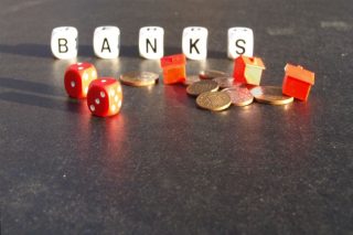 Προτεραιότητα των τραπεζών οι στρατηγικοί κακοπληρωτές