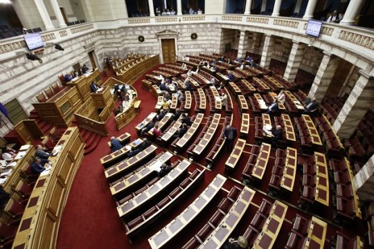 Αερομαχίες στη Βουλή