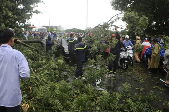 Δεκάδες νεκροί και αγνοούμενοι από κατολισθήσεις στο Βιετνάμ