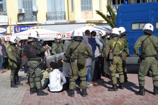 Παραμένουν στα γραφεία του ΣΥΡΙΖΑ Λέσβου οι πρόσφυγες