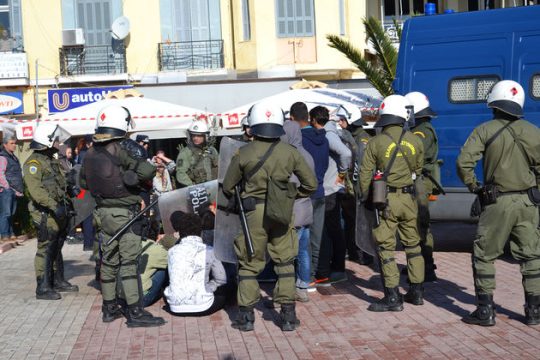 Παραμένουν στα γραφεία του ΣΥΡΙΖΑ Λέσβου οι πρόσφυγες
