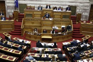 Επικρίνουν αλλά υπερψηφίζουν