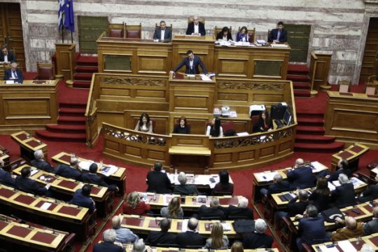 Επικρίνουν αλλά υπερψηφίζουν
