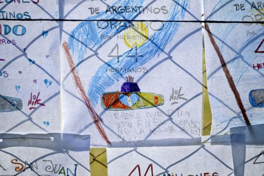 Μαζί με τις μπαταρίες έσβησαν και οι ελπίδες για τους 44 ναυτικούς