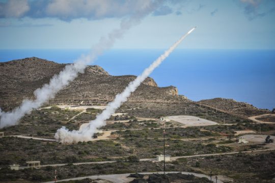 Εδώ ασκούνται… δέρνοντας ξένοι φαντάροι