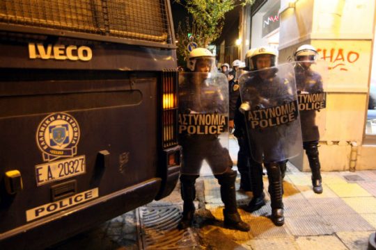 Μολότοφ κατά λεωφορείου των ΜΑΤ
