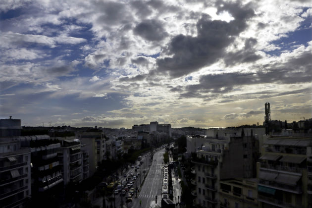 Υποχωρούν οι βροχές, παραμένει το κρύο