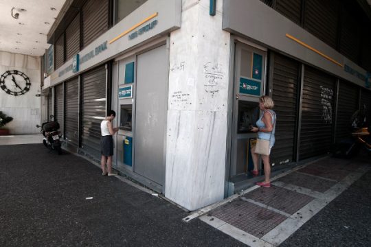 Οι πολίτες δεν αναμένουν άμεση άρση των capital controls