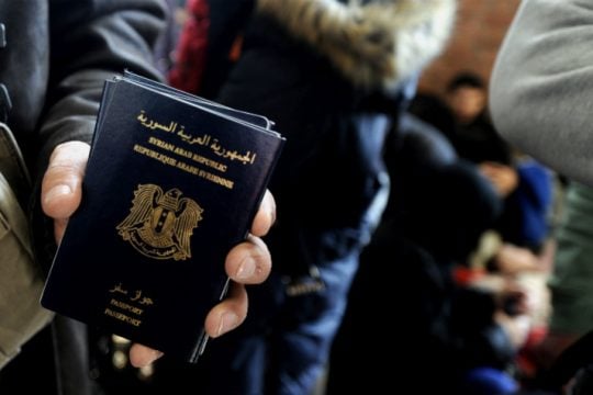 Σύρος ντύθηκε… γυναίκα για να ταξιδέψει στη Βιέννη
