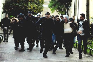 «Εκείνη έπεσε στο μαχαίρι μου»