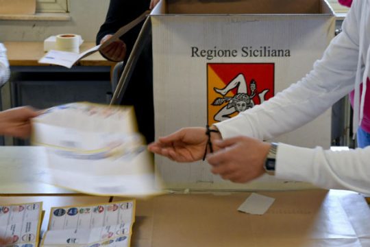Ιταλός υποψήφιος κατηγορείται ότι πλήρωνε 25 ευρώ την ψήφο