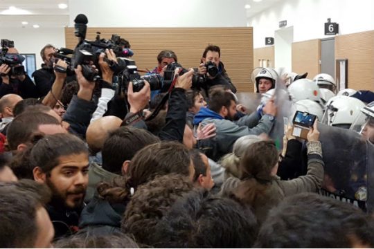 Επεισοδιακά επανεκκίνησαν οι πλειστηριασμοί