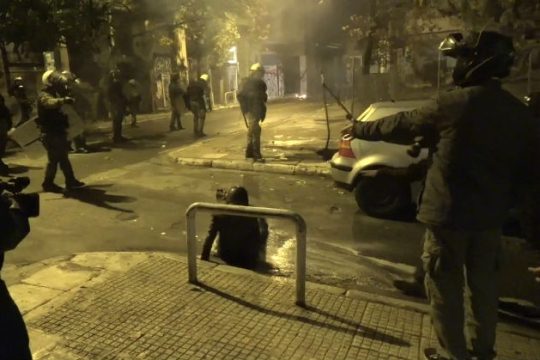 Η «ιδεολογική» παρακρατική μαφία δολοφονεί τον αναρχισμό και ματώνει τα Εξάρχεια