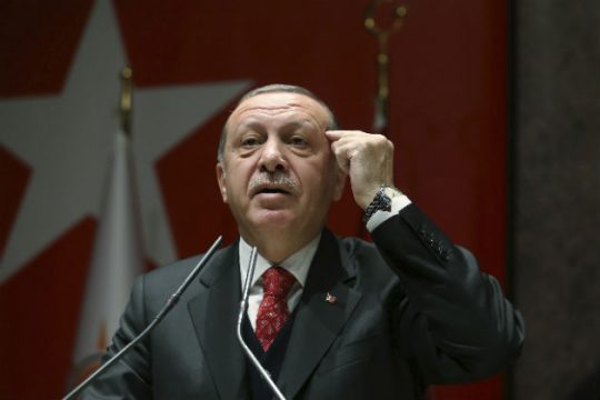 «Να ξαναδούμε τη συμμετοχή στο ΝΑΤΟ» λέει σύμβουλος του Ερντογάν