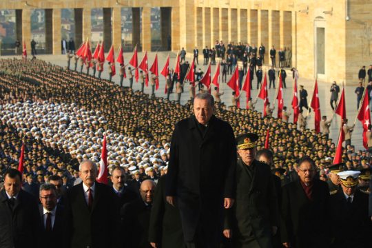 Πόρτα πόρτα για τους… συνωμότες