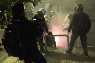 Δύο κουκουλοφόρους αναζητά η αστυνομία