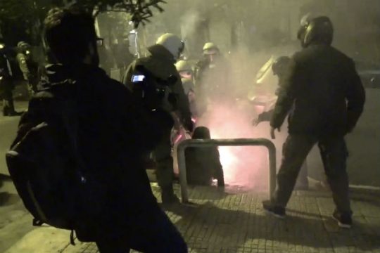 Δύο κουκουλοφόρους αναζητά η αστυνομία