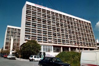 ΙΝΕΔΙΒΙΜ: ανέλεγκτη λειτουργία με αναθέσεις σε εταιρείες-φαντάσματα