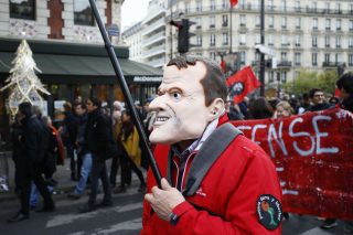 Ο λαός τον κυνηγά, το κόμμα τον «προδίδει»