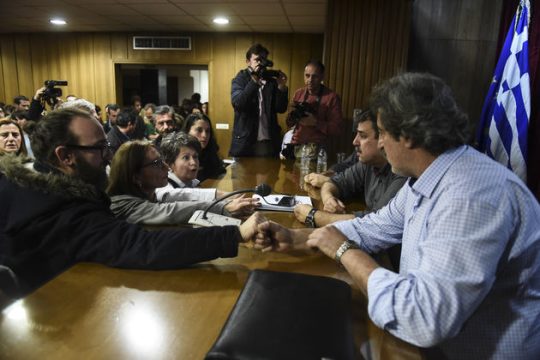 Πληρωμένες… ερωτήσεις, απλήρωτες απαντήσεις