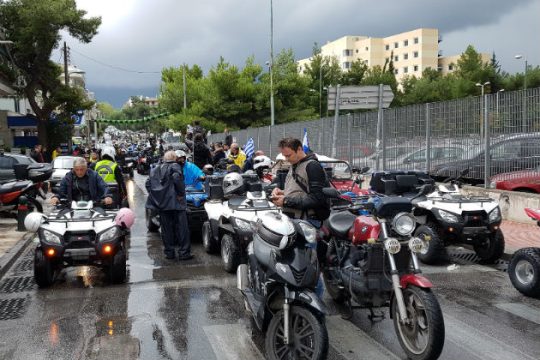 «Γουρούνες» έξω από το υπουργείο Μεταφορών