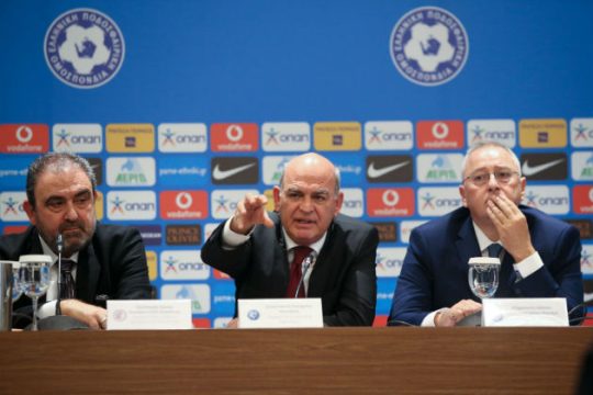 «Μένει ο Σκίμπε, αλλάζει έδρα η Εθνική»