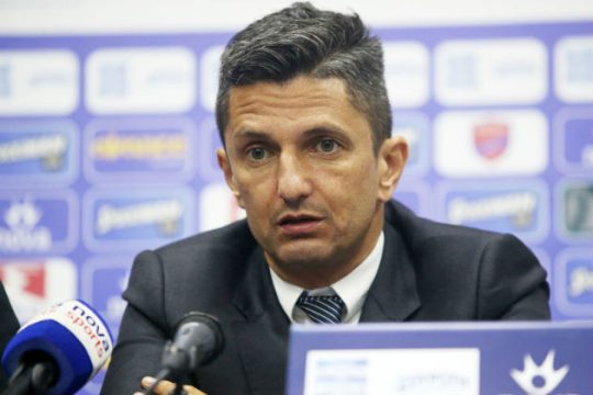 Με την πλάτη στον τοίχο