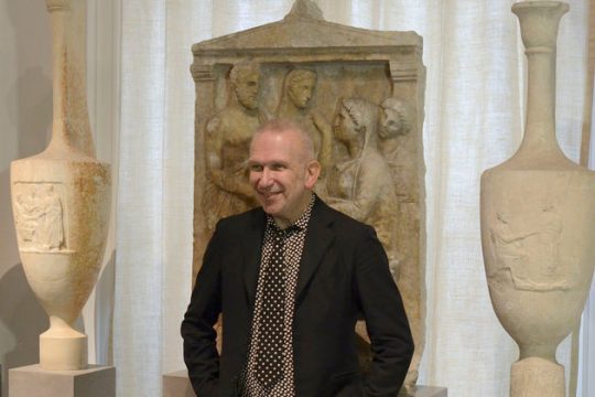 «Σας κλέβω εικόνες κι έμπνευση, σας επιστρέφω ρούχα»