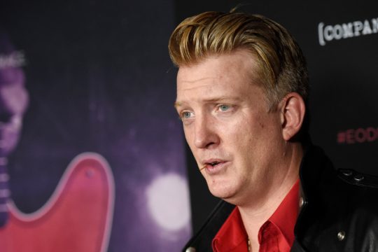 Σύμπραξη Josh Homme και Φατίχ Ακίν με αντιναζιστικό μήνυμα