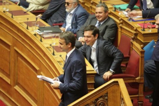 Σε θέσεις μάχης πριν τη σύγκρουση στη Βουλή