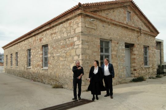 Η υπουργός Πολιτισμού στο «αμφίστομον όρυγμα» της Σάμου
