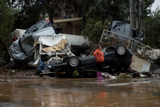 Εικόνα καταστροφής και θύματα στη Δυτική Αττική