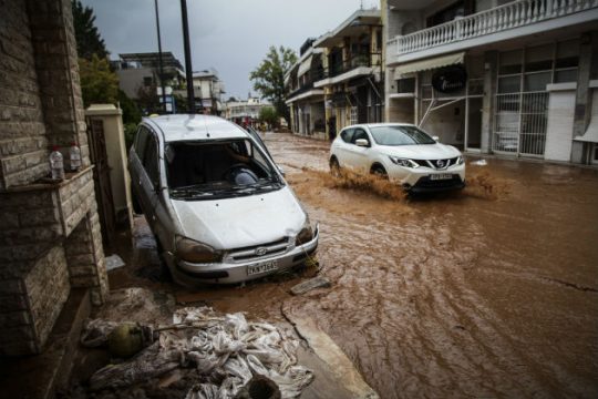 Τέσσερις συλλήψεις για πλιάτσικο στη Μάνδρα