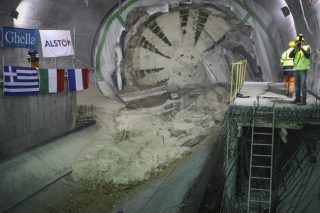 Εφτασε στον Πειραιά ο μετροπόντικας