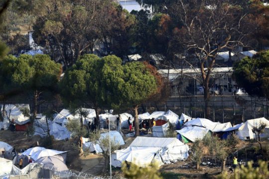 Διαμαρτυρίες προσφύγων και ενστόλων έξω από το στρατόπεδο της Μόριας