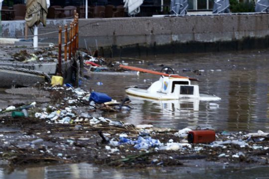 Ζημιές στο λιμάνι και σε μικρά σκάφη στη Νέα Πέραμο