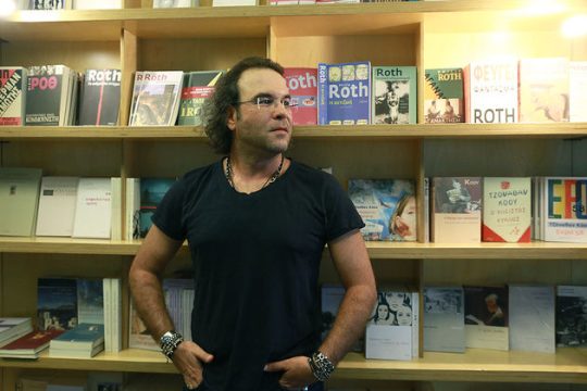 Μια μεγάλη καφετιά κούτα