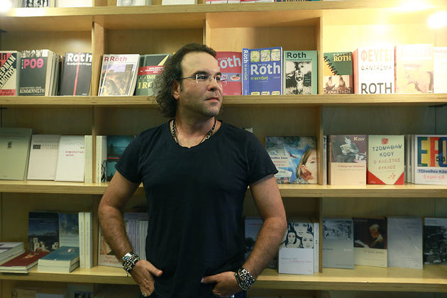 Μια μεγάλη καφετιά κούτα