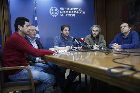 Συνέντευξη Τύπου του ΠΑΜΕ μέσα από το υπουργείο Εργασίας