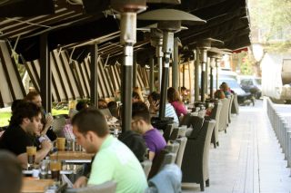 Τέλος το σλάλομ ανάμεσα σε καρέκλες