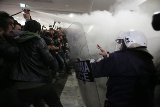 Κυβερνητικές εξηγήσεις και αιχμές εκ των έσω