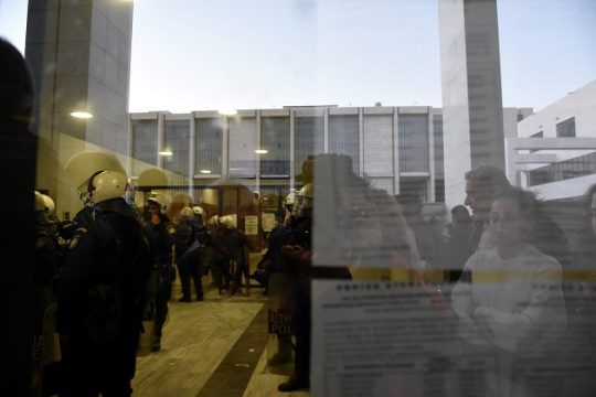 Ομορφος κόσμος, ηθικός, ηλεκτρονικά πλασμένος
