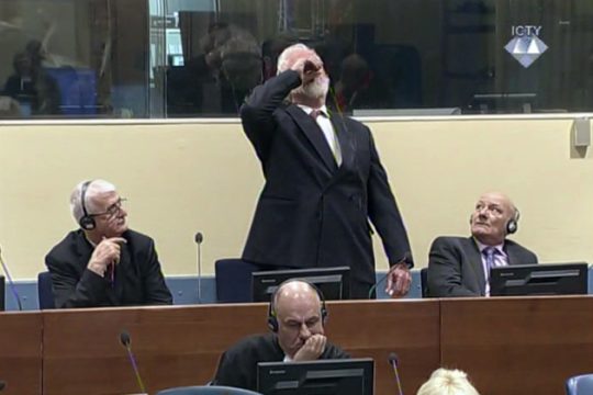 Νεκρός ο κατηγορούμενος που κατάπιε δηλητήριο μέσα στο δικαστήριο