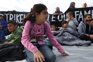 Οι οικογένειές τους στη Γερμανία, αυτοί στα πλακάκια του Συντάγματος